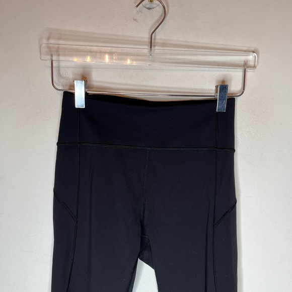 LULULEMON black In Movement High Rise Crop Leggings. Size 6 - Picture 5 of 8